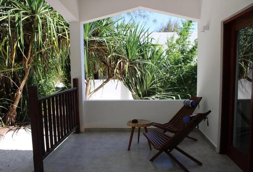 Отель Kivuli Beach Resort Paje