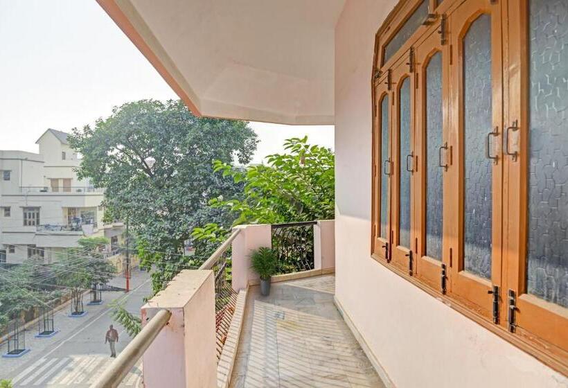 Отель Oyo Flagship 70391 Babas House Banaras Railway Station