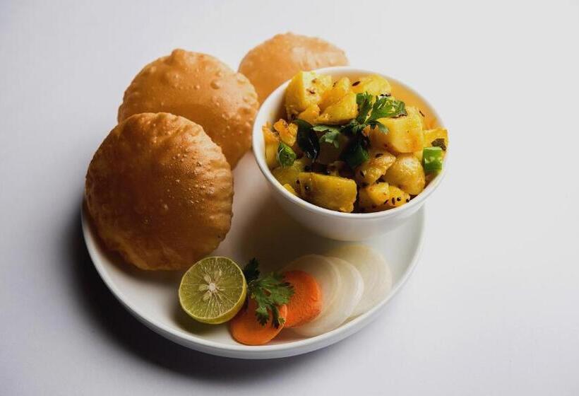 Отель Oyo Flagship 70391 Babas House Banaras Railway Station