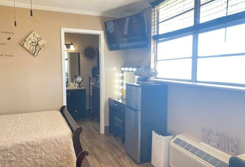 Ocean View Renovated Condo With Pool   Daytona Beach