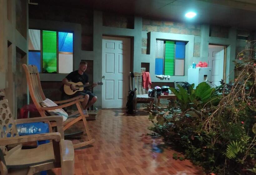 פנסיון Rustic House Hostel