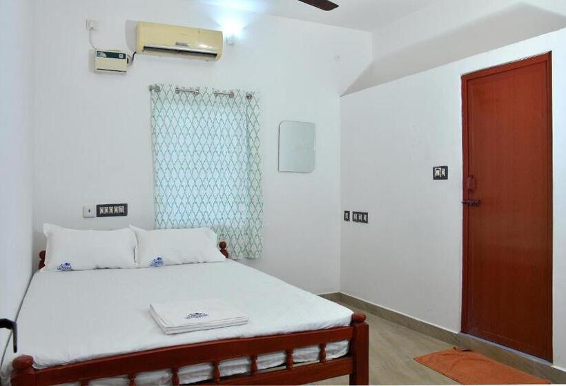 פנסיון The Club House  Swimming Pool That S Better Than The Beach