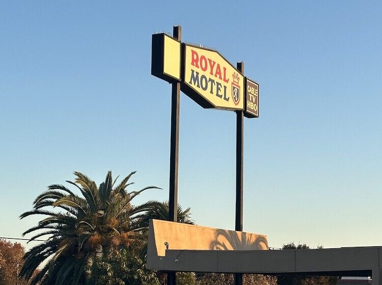 Royal Motel Tracy