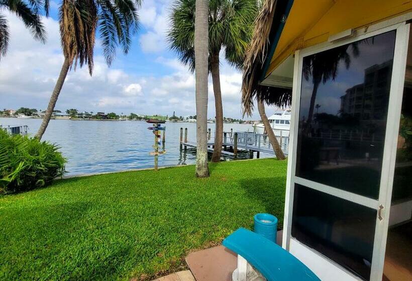 Searenity, Waterside Studio In The Heart Of Treasure Island, Walk To Beach