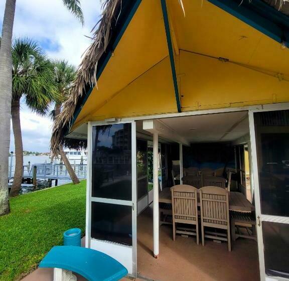 Searenity, Waterside Studio In The Heart Of Treasure Island, Walk To Beach