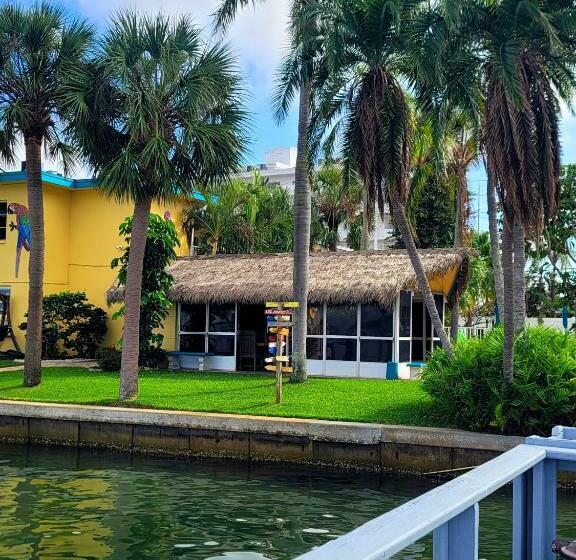 Searenity, Waterside Studio In The Heart Of Treasure Island, Walk To Beach