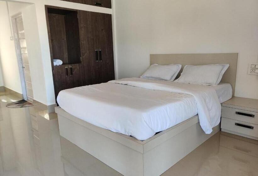 Отель Anne Ziro