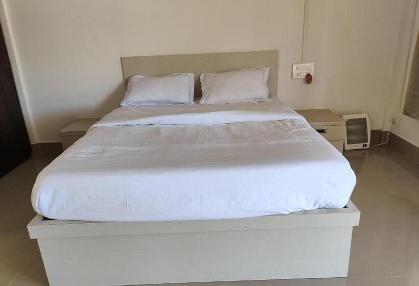 Отель Anne Ziro