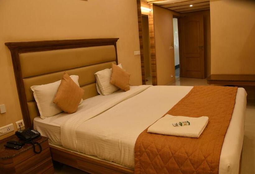 Отель Bairav Grand Madurai