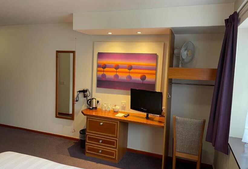 Отель Cat & Lion Country Pub And