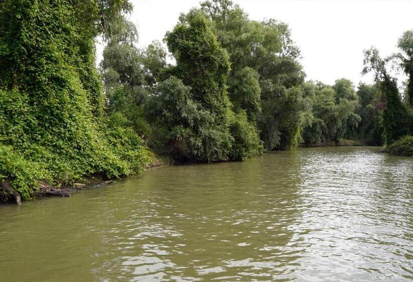 Отель Live Tulcea