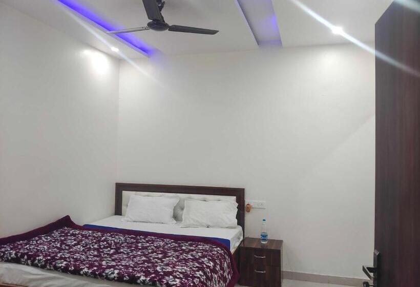 ホテル Oyo 70355  Shaurya