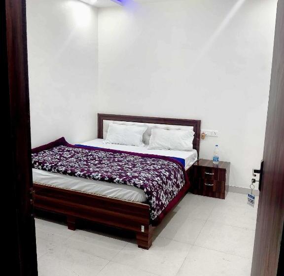 ホテル Oyo 70355  Shaurya