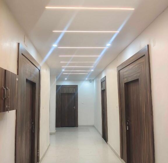 ホテル Oyo 70355  Shaurya
