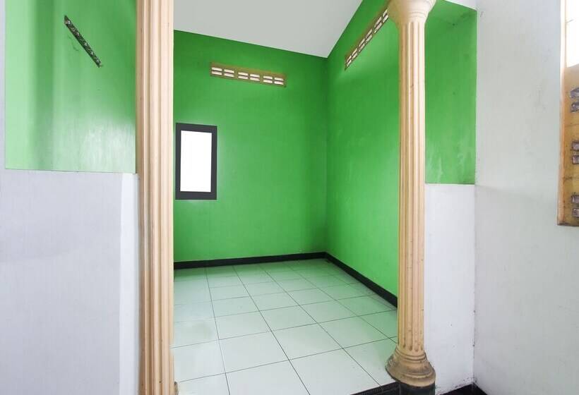 فندق Spot On 91935 Hellena Guesthouse