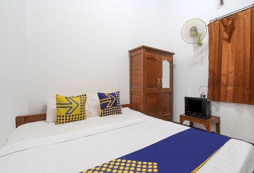 فندق Spot On 91935 Hellena Guesthouse