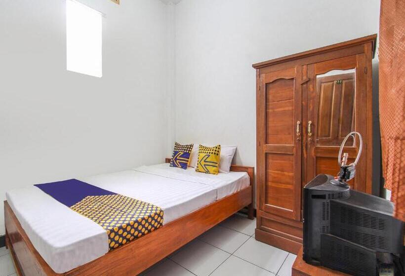 فندق Spot On 91935 Hellena Guesthouse