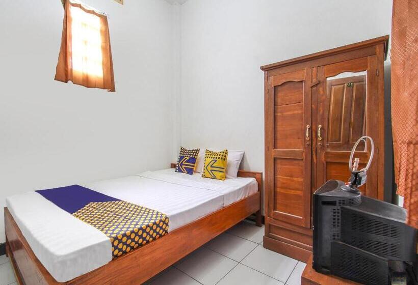 فندق Spot On 91935 Hellena Guesthouse