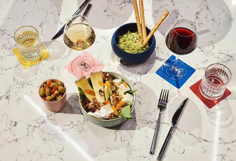 Отель Tribe Paris Saint Ouen