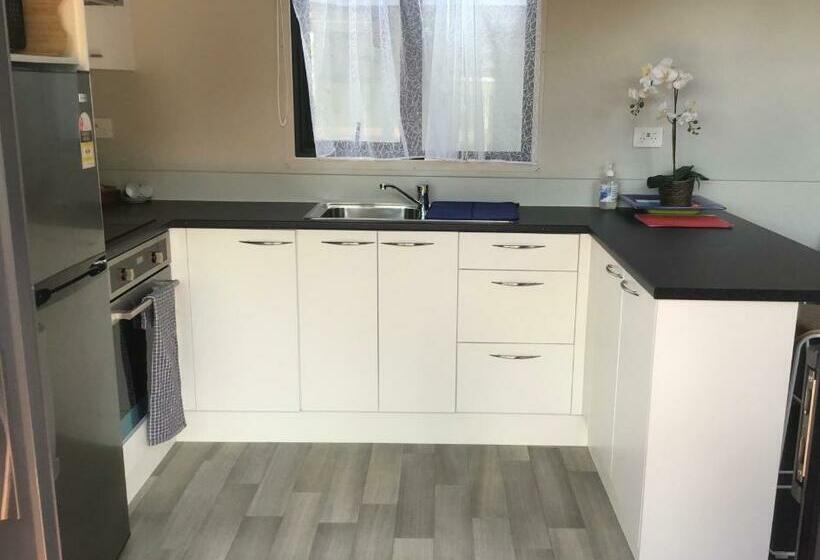 צימר Adorable 1 Bedroom Guesthouse With A Deck