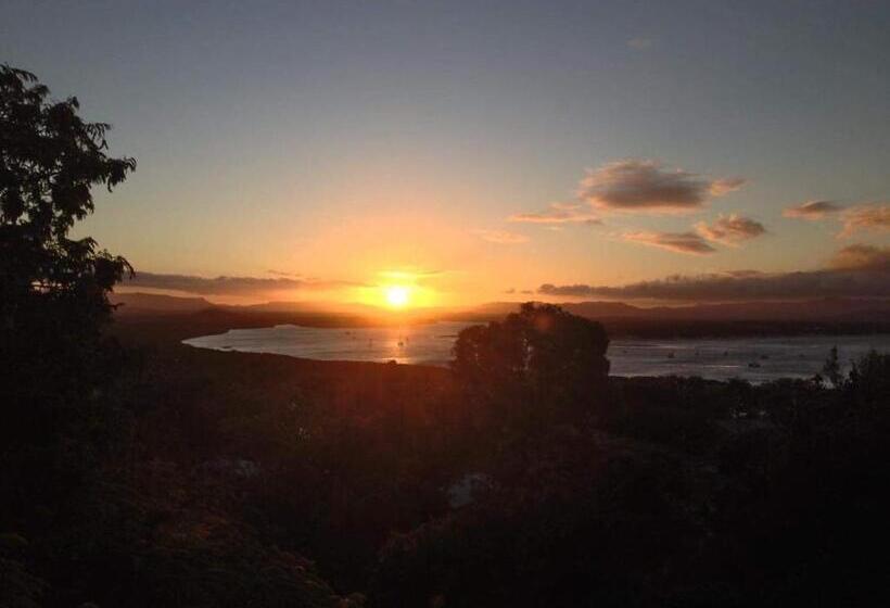 تختخواب و صبحانه The Orchid Suite   Apartment In Cooktown