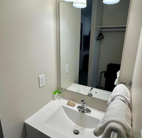 فندق Anavada Inn & Suites   Grande Prairie