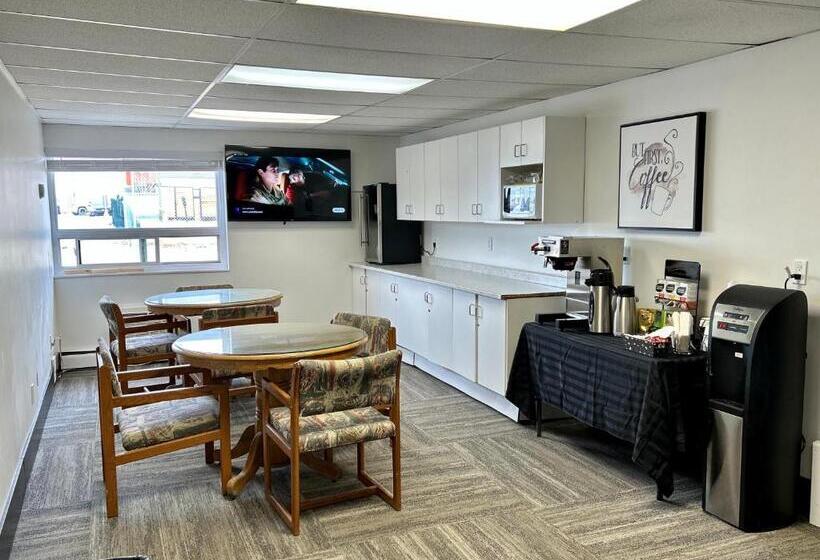 Отель Anavada Inn & Suites Grande Prairie