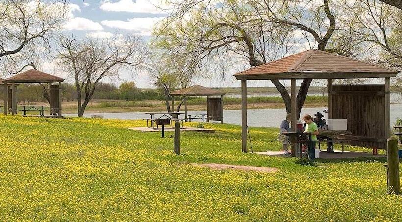 Отель Bass Inn   Choke Canyon National Park