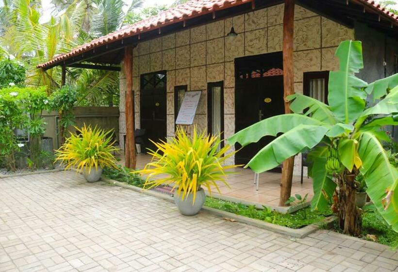 Отель Maple Leaf Resort