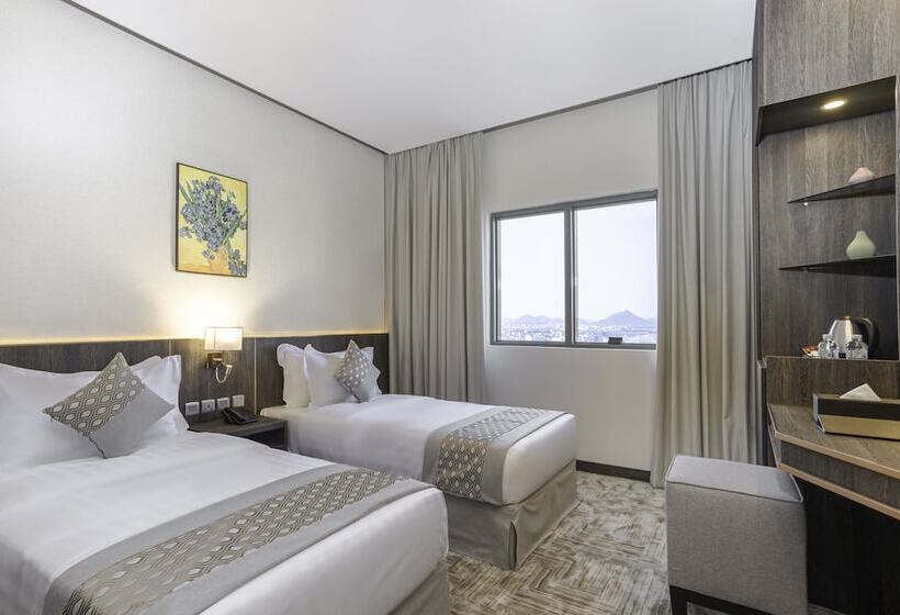 Отель The Seasons