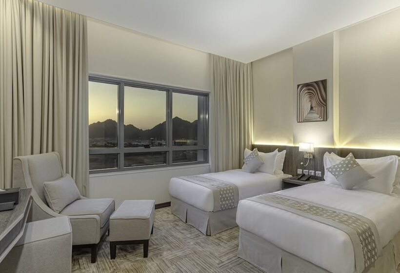 Отель The Seasons