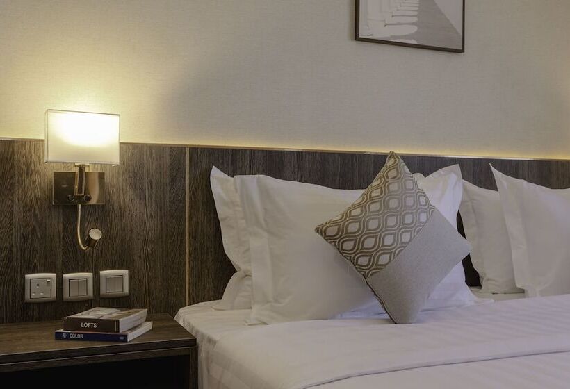 Отель The Seasons