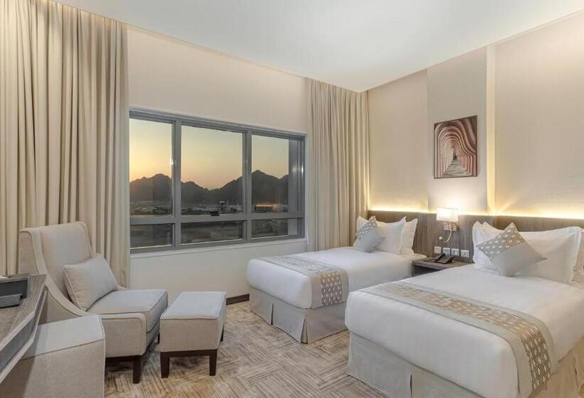 Отель The Seasons