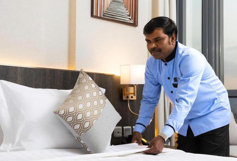 Отель The Seasons