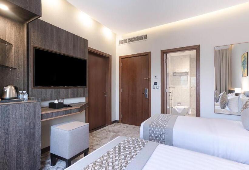 Отель The Seasons