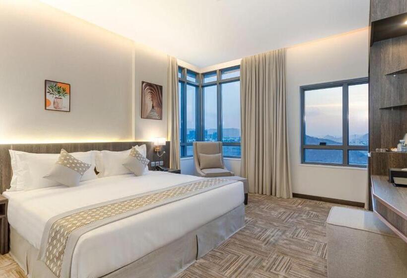 Отель The Seasons