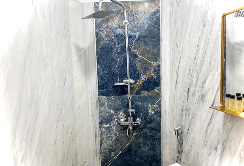 בית מלון כפרי Tirana Square