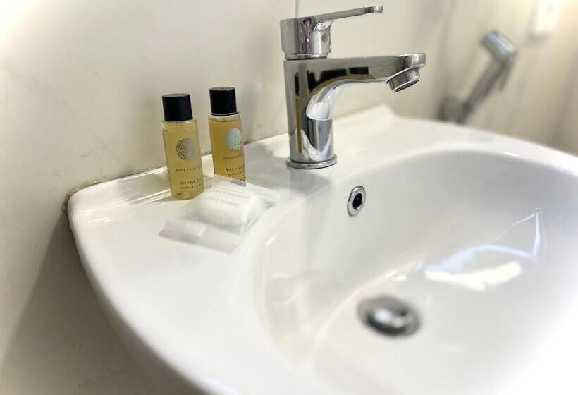 فندق Tirana Square