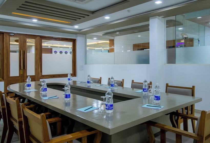 Отель Treebo Trend Chembra Residency