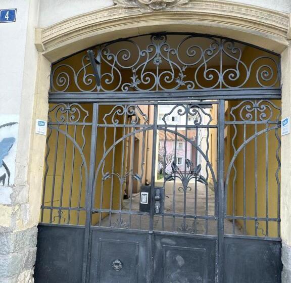 پانسیون Mili Host