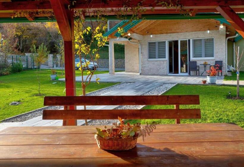 استراحتگاه Forest Lodges