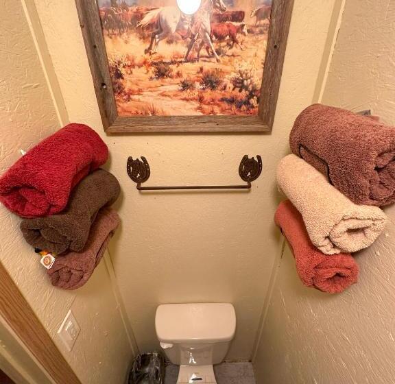 فندق صغير Acorn Hideaways Canton Old Western Ranch Hands  Suite