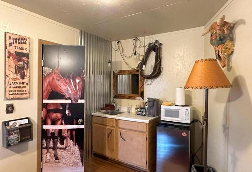 فندق صغير Acorn Hideaways Canton Old Western Ranch Hands  Suite