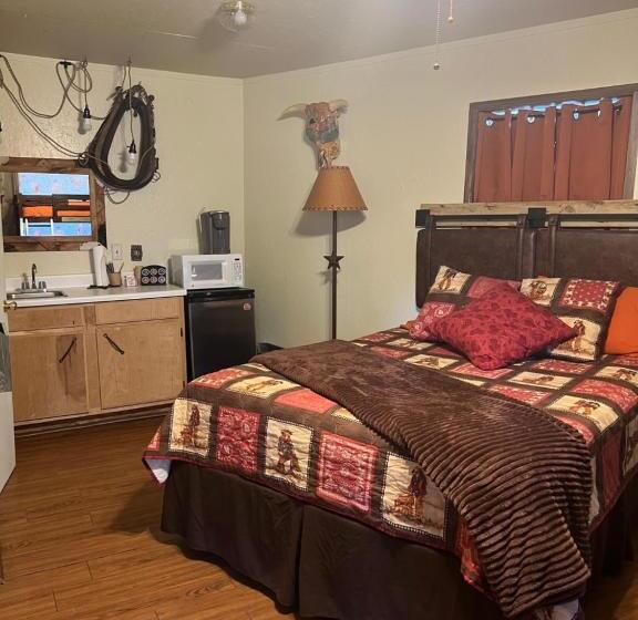فندق صغير Acorn Hideaways Canton Old Western Ranch Hands  Suite