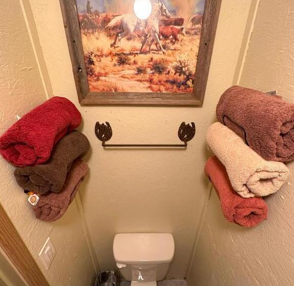 فندق صغير Acorn Hideaways Canton Old Western Ranch Hands  Suite