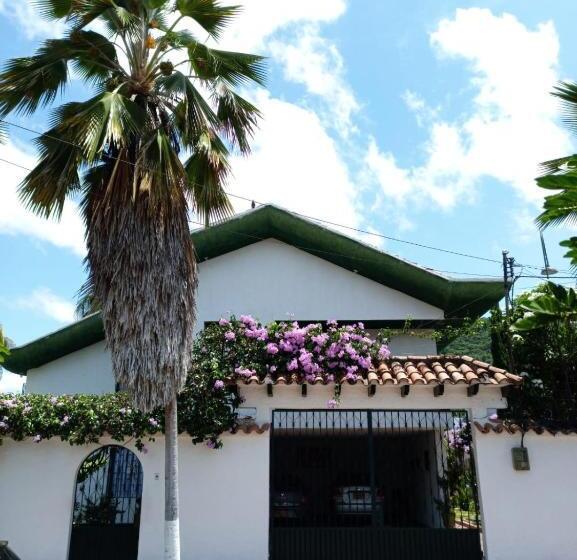 تختخواب و صبحانه Casa Frasser