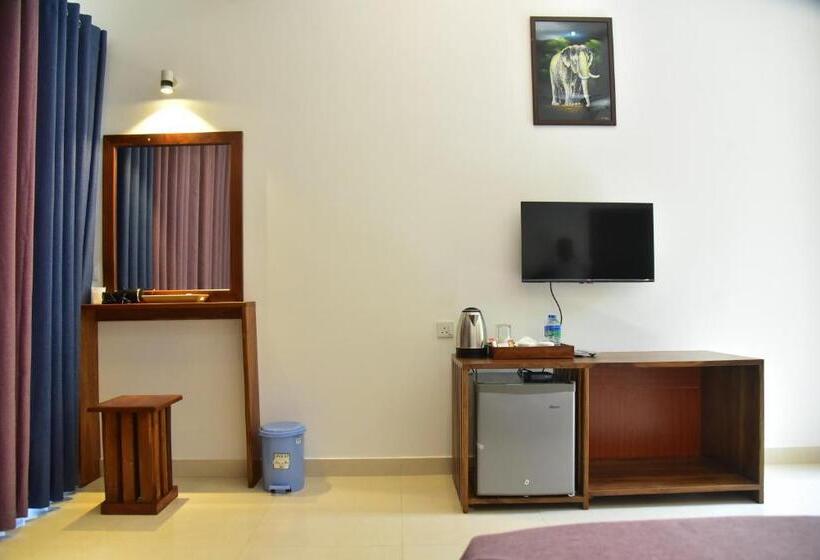 Отель Eden Grand