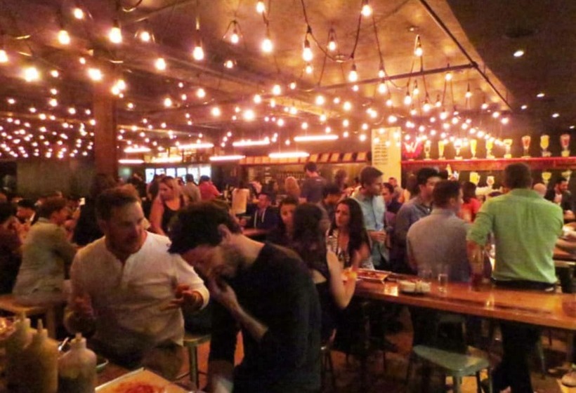 فندق Peter St   Downtown Suite With Balcony