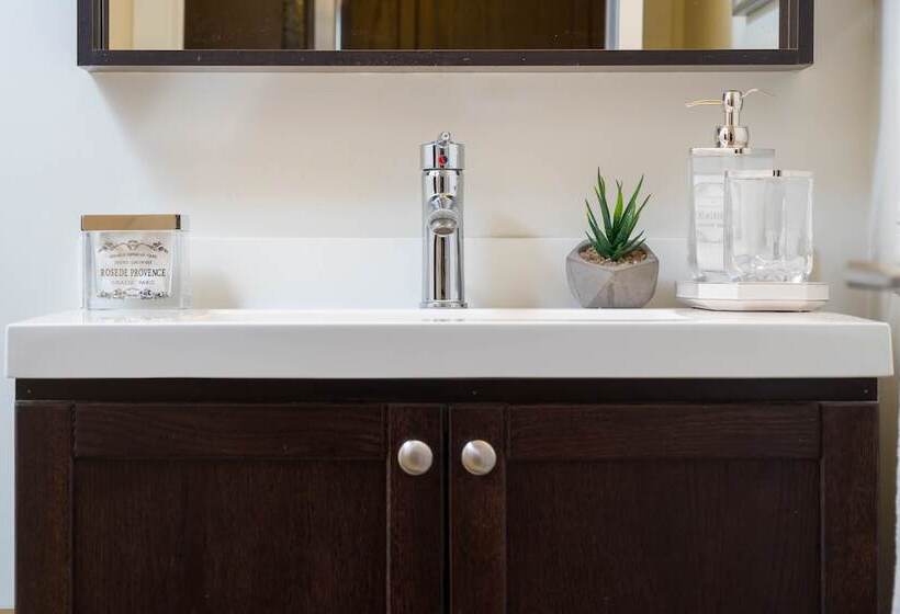 فندق Peter St   Downtown Suite With Balcony