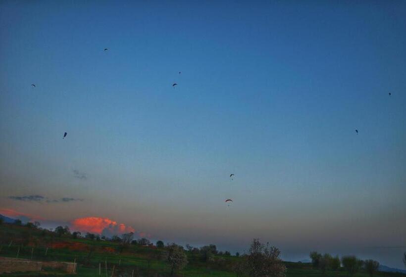 酒店 Raahi Stay, Landing Site Bir   Stay & Cafe